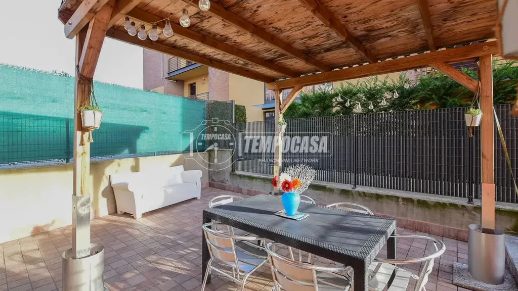 Terrace - Bilocale with Garden and Box in Cantù