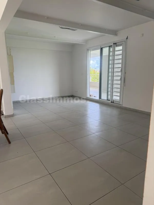Elutuba - Spacious F4 Flat with Terrace in Lamentin