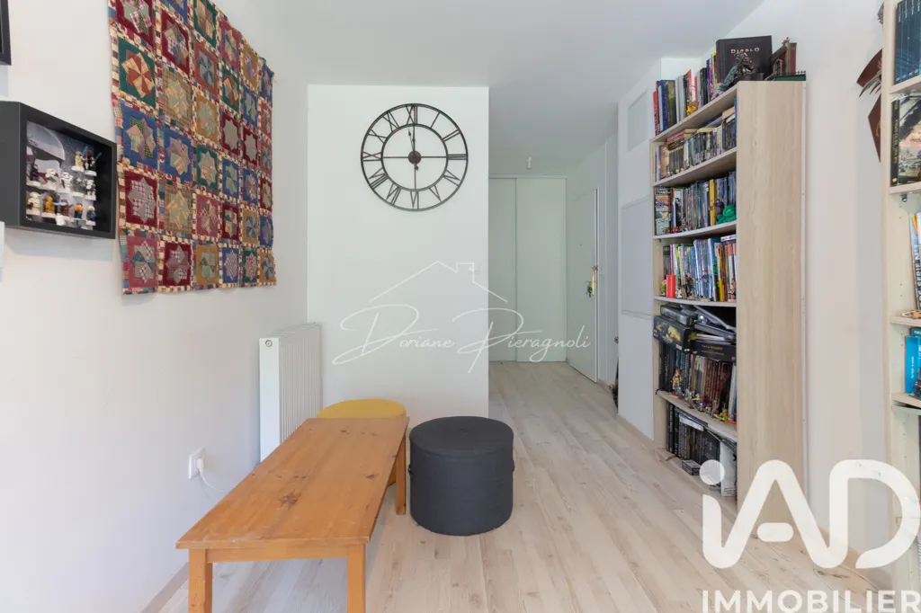 Entrée - Appartement Récemment Construit avec Terrasse à Maffliers