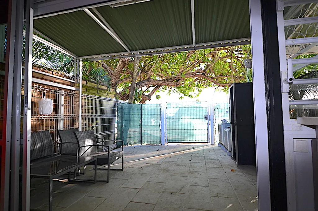 Terrasse - Appartement Moderne avec Jardin à la Marina