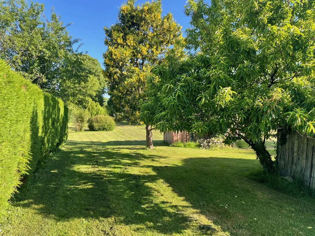 Aed - Rustic House with Garden in Charolais