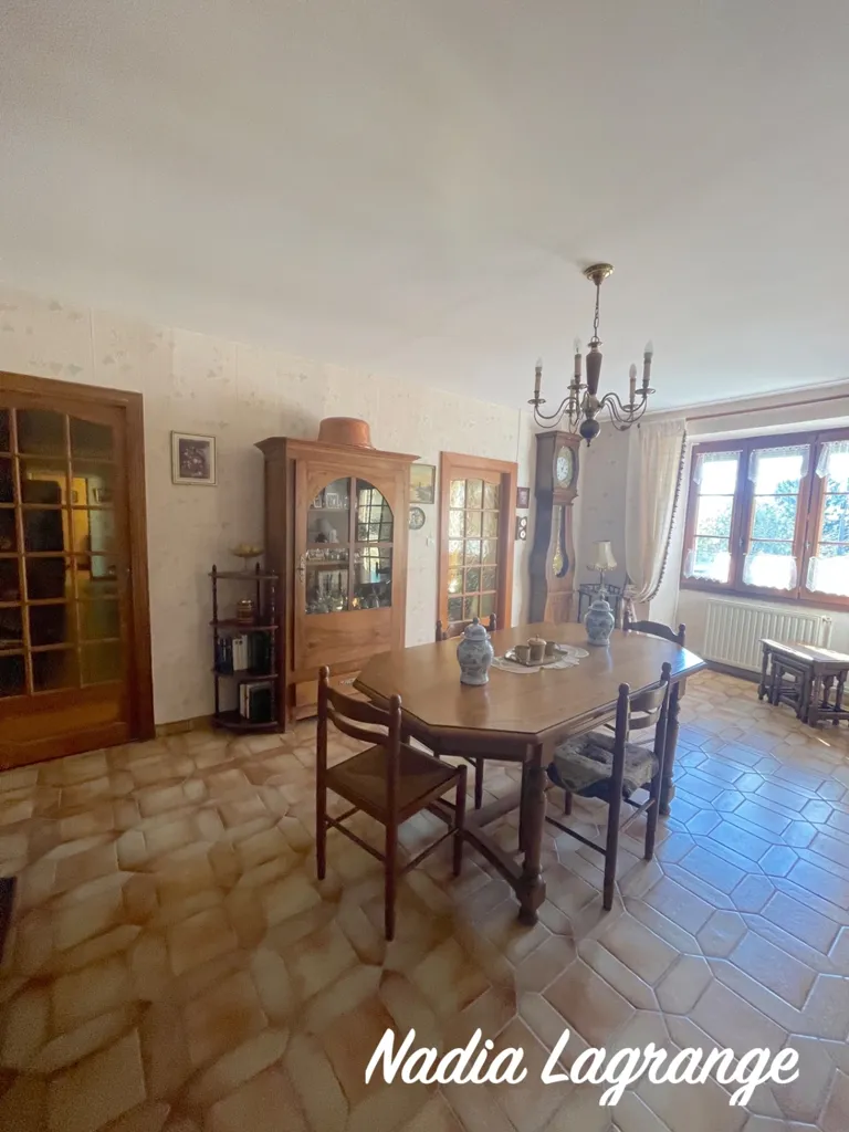 Salle à manger - Maison en Pierre avec Grange et Hangar au Calme