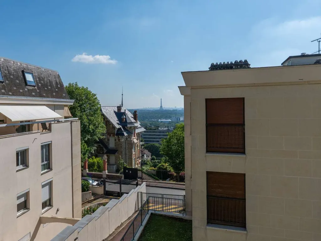 Family Flat with Eiffel Tower View in Saint-Cloud