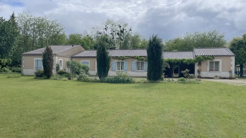 Extérieur - Maison Charmante avec Piscine dans Quartier Calme