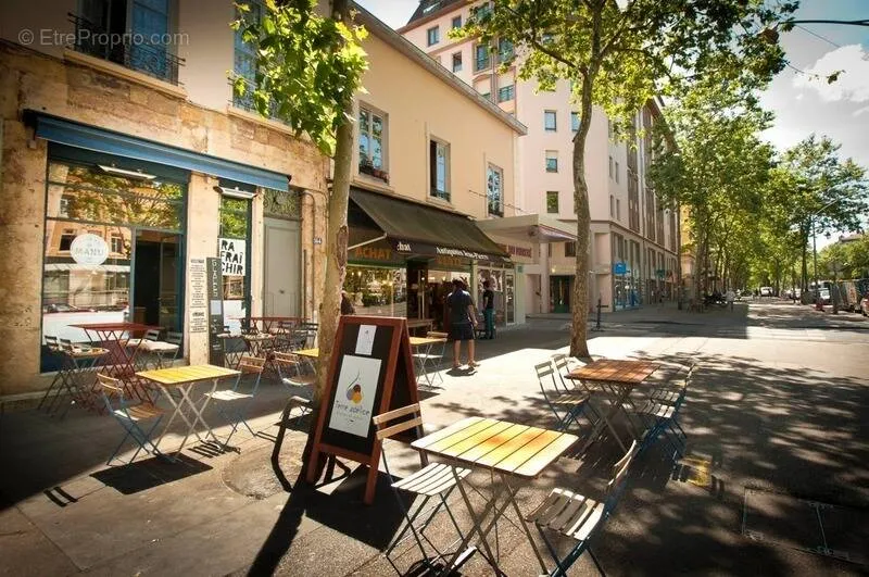 Retail Unit with Terraces in Lyon Croix-Rousse