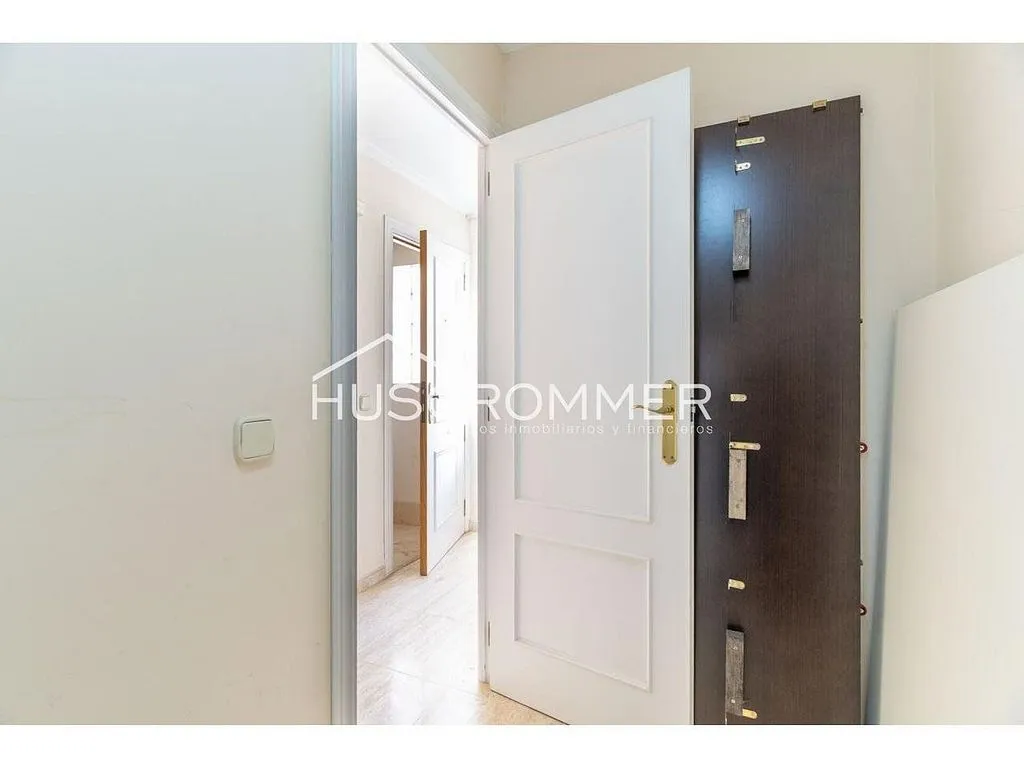 Esik - Dual-Unit Property with Central Location in Vila-real