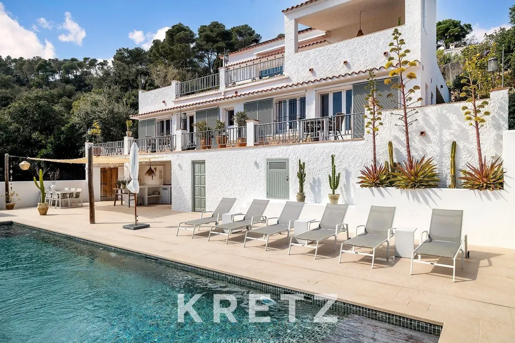 Piscine - Renovated Villa with Sea View in Vall-Llobrega
