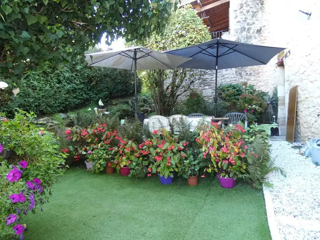 Aed - Stone House with Garden in Hautefort