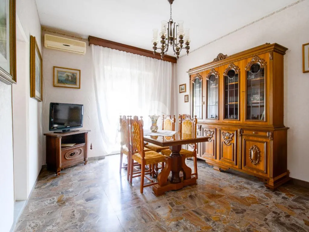 Salle à manger - Spacious 4-Room Apartment with Garage in Atri