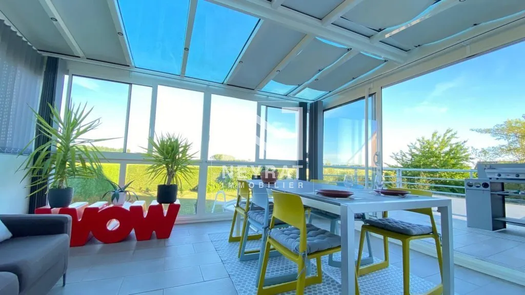 Terrasse - Maison Familiale avec Sous-sol à Izeure