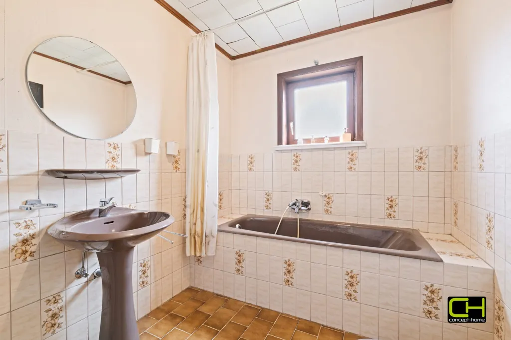 Bathrooms - Spacious House with West-Facing Garden in Zomergem