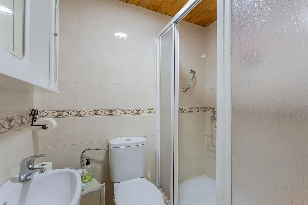 Salles de bain - Three-Bedroom House with Terrace in Ítrabo