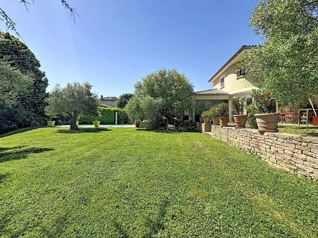 Garden - Villa with Pool in Vienne Heights