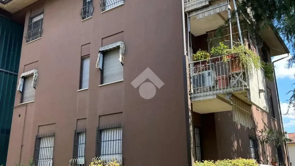 Exterior - Three-Bedroom Apartment with Balcony in Melegnano