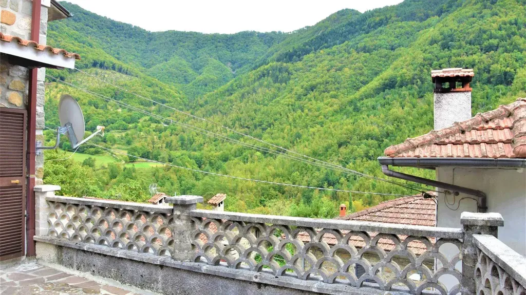 Rõdu - Rustic House with Terraced Garden in Comano