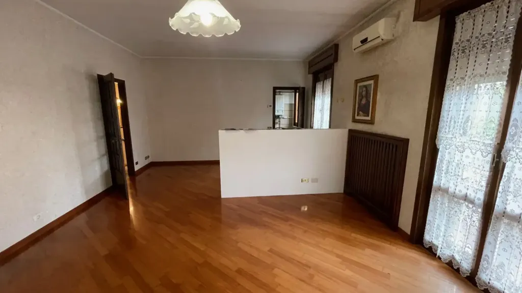 Elutuba - Spacious Apartment with Balcony in Suzzara