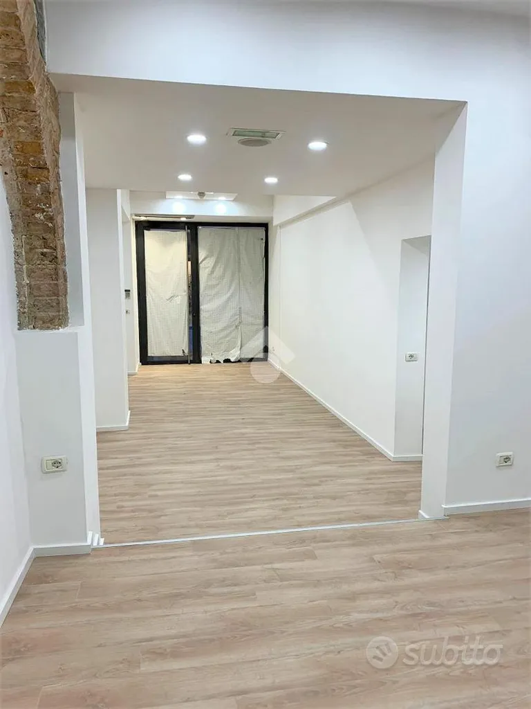 Pièces - Commercial Space with Vitrine in Treviso Centre