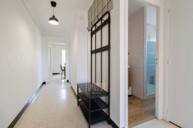 Esik - Bright 3-Bed Flat with Balcony in Crampel