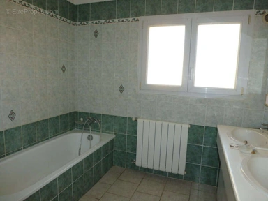 Salles de bain - Maison de Village avec Cour Intérieure et Garage
