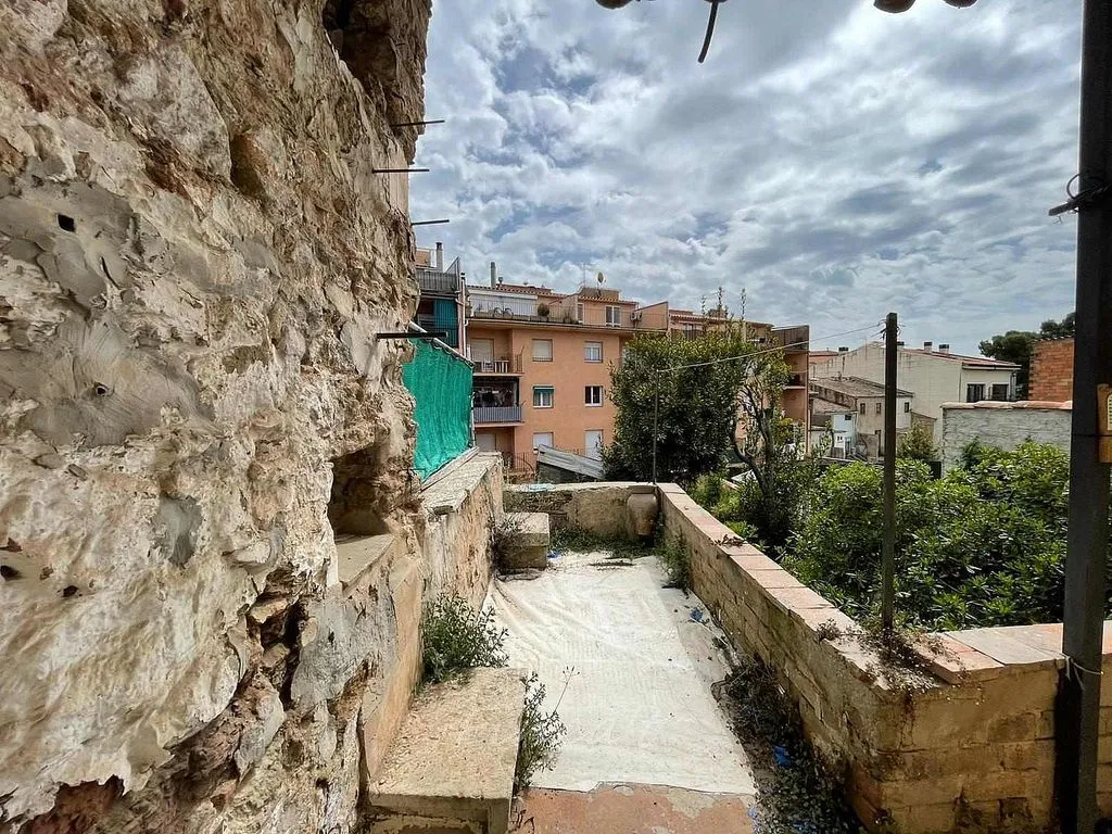 Aed - Stone Semi-detached House with Garden in Moià