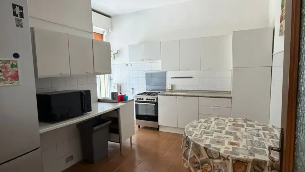 Kitchen - Three-Bedroom Apartment with Balcony in Parma
