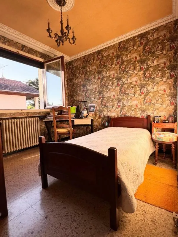 Chambres - Maison des Années 70 avec Véranda à Chassieu