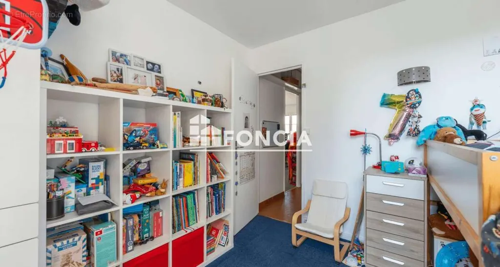 Magamistoad - 3-Piece Flat with Lift in Laumière, Paris