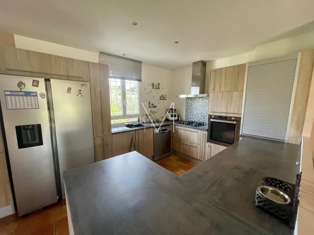 Cuisine - Maison Luxueuse avec Piscine au Plan-de-la-Tour