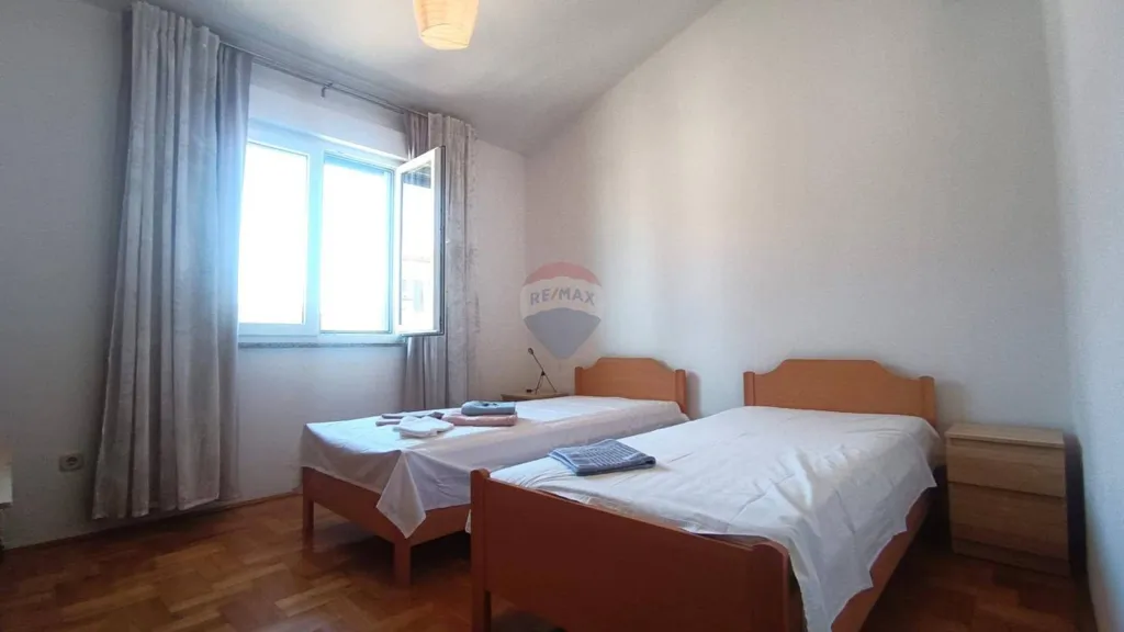 Magamistoad - Two-Bedroom Apartment with Sea View in Brtonigla