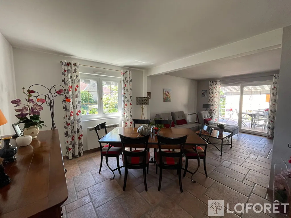 Dining Room - Well-Maintained House with Garden in Mandeure