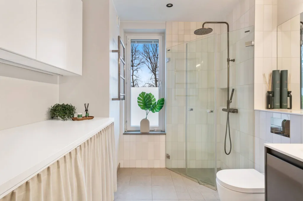 Salles de bain - Modern Flat with Slottspark View in Djursholm