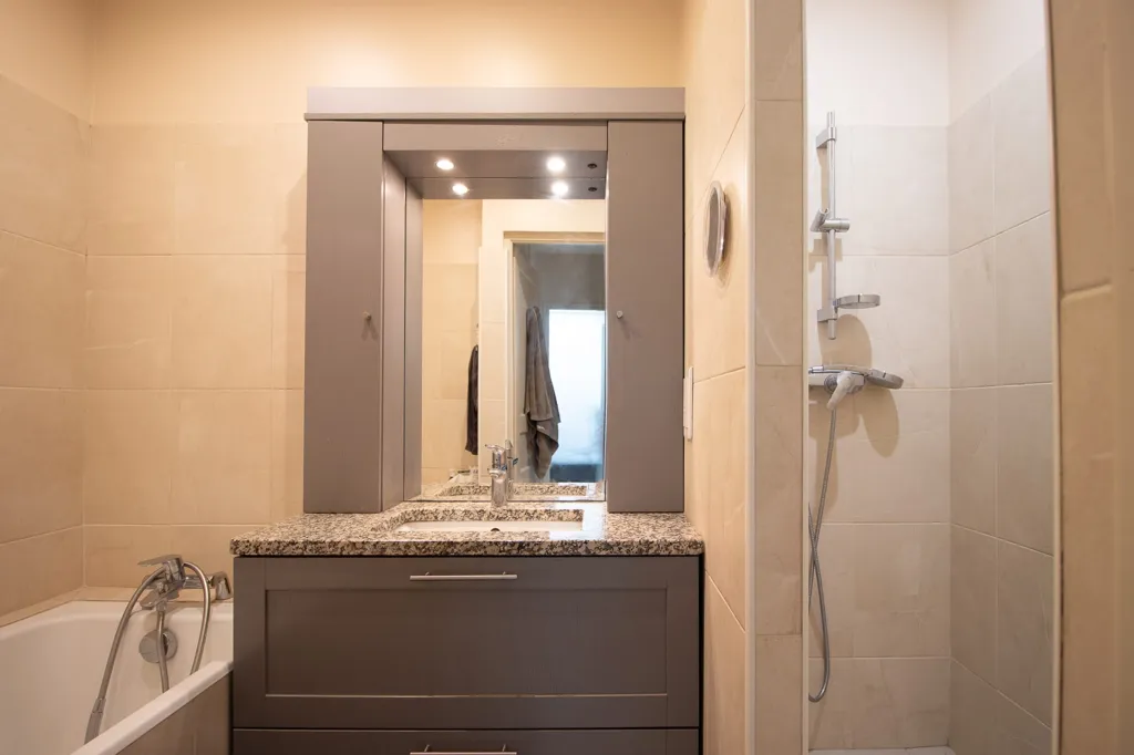 Bagni - Fully Furnished Apartment with Large Windows in Bordeaux