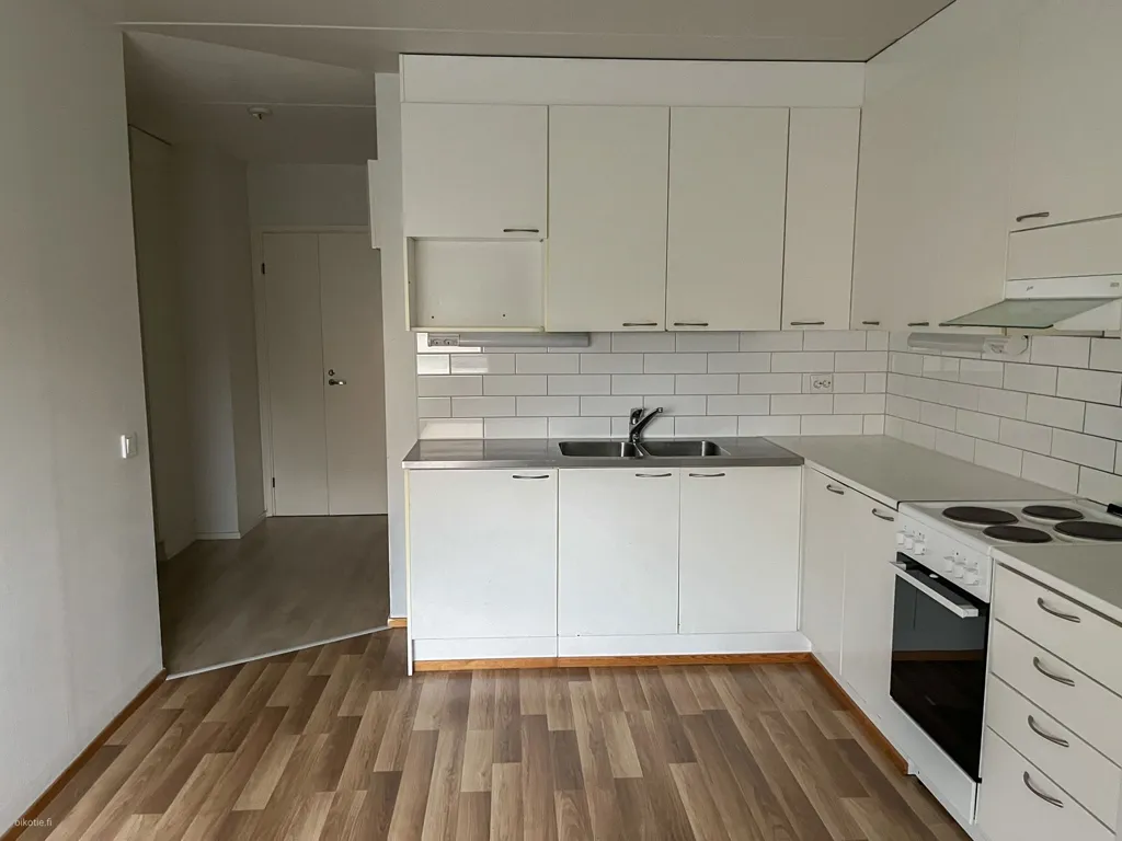 Köök - Spacious Flat with Balcony in Länsimäki, Vantaa