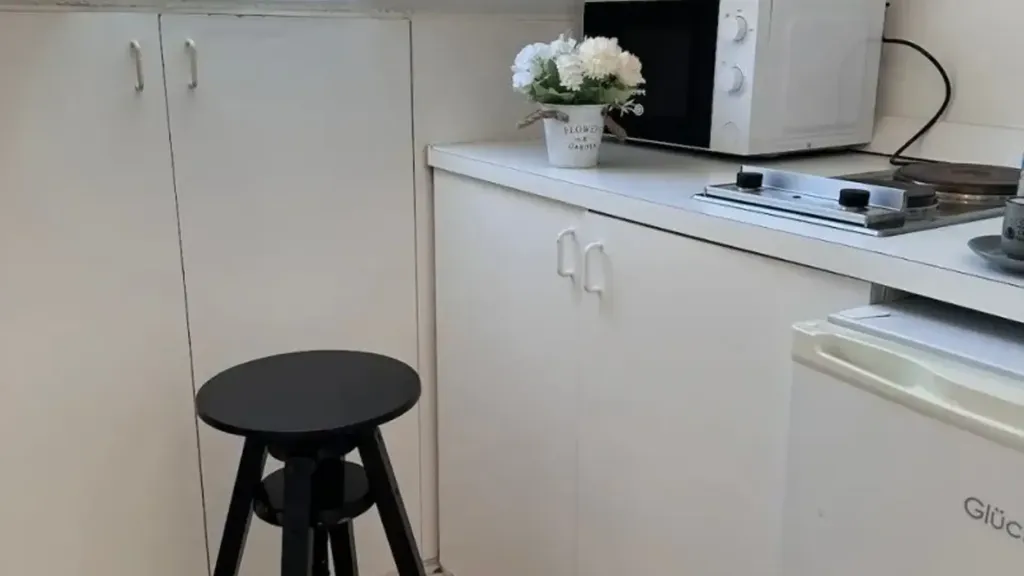 Köök - Modern Studio with Balcony in Milan