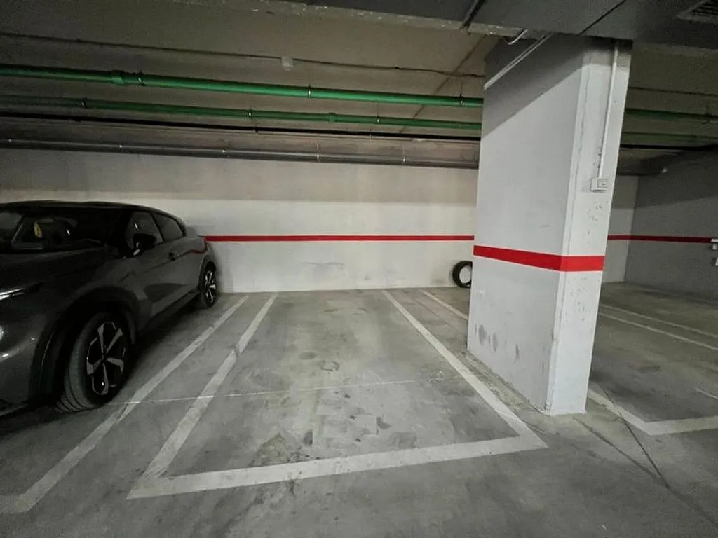 Garage - 1-Bedroom Flat with Terrace in Carabanchel