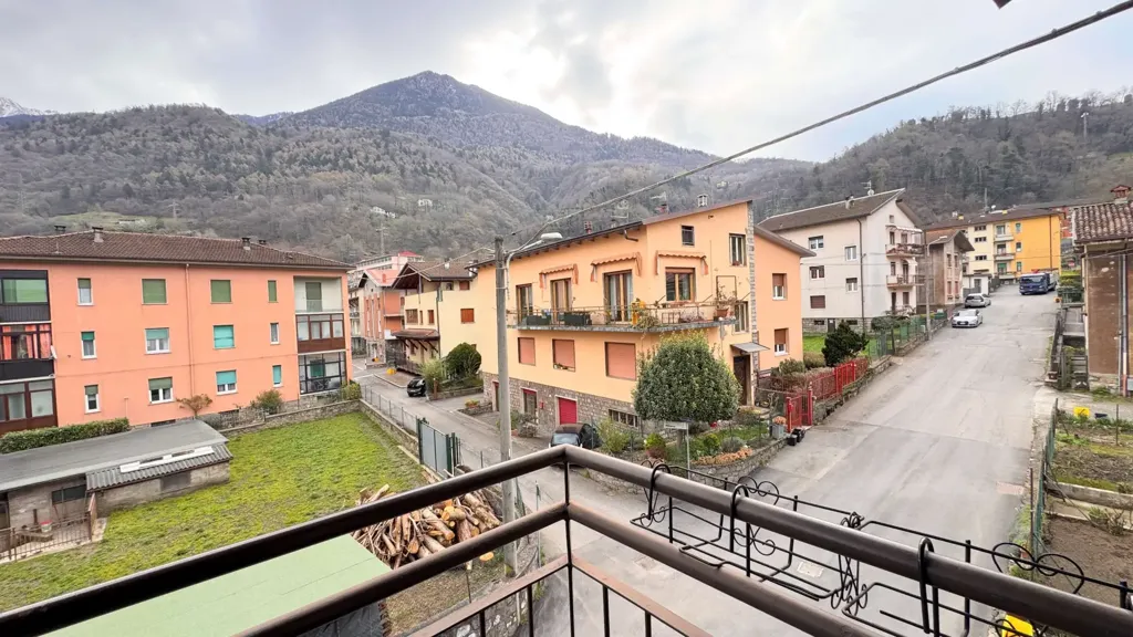 Balcone - Three-Room Apartment with Balcony in Breno