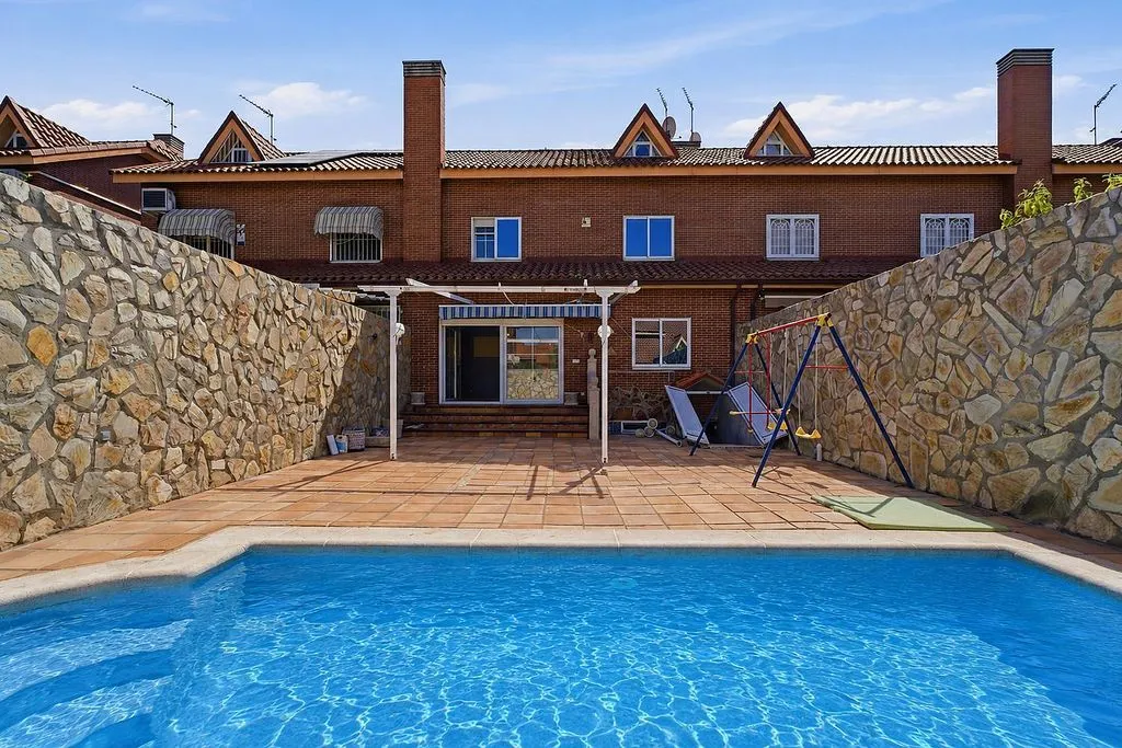 Bassein - Terraced House with Pool in Rivas Centre