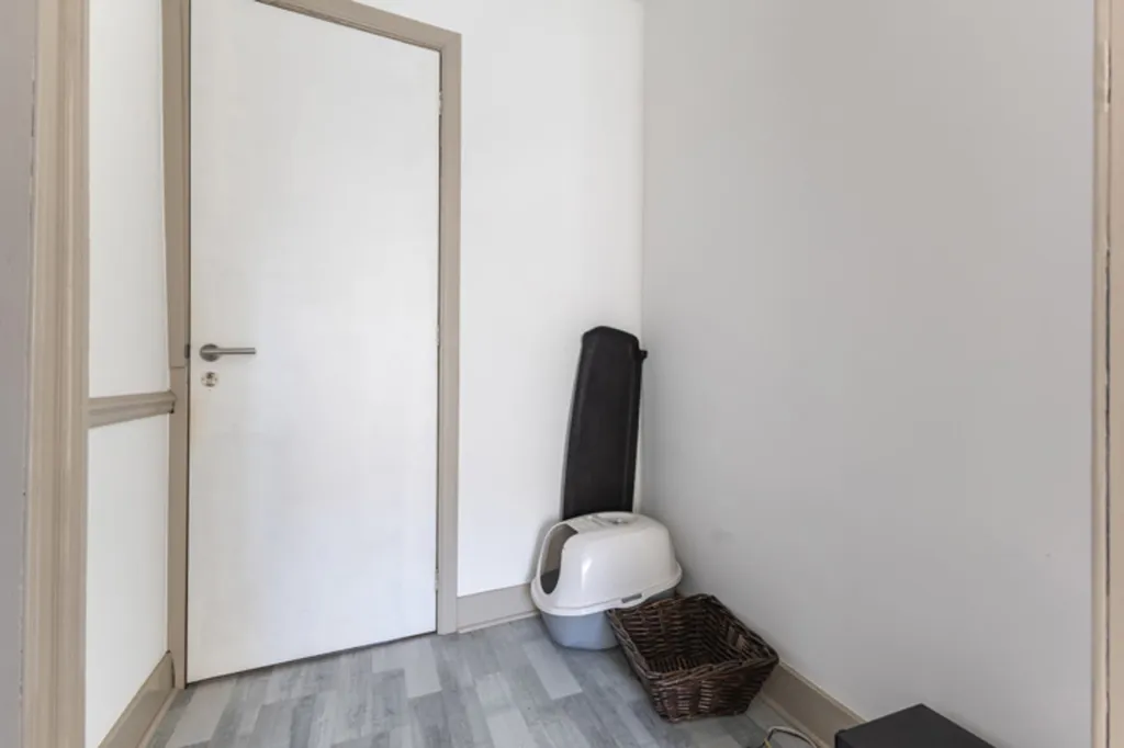 Esik - Five-Bedroom House with Terrace in Central Location