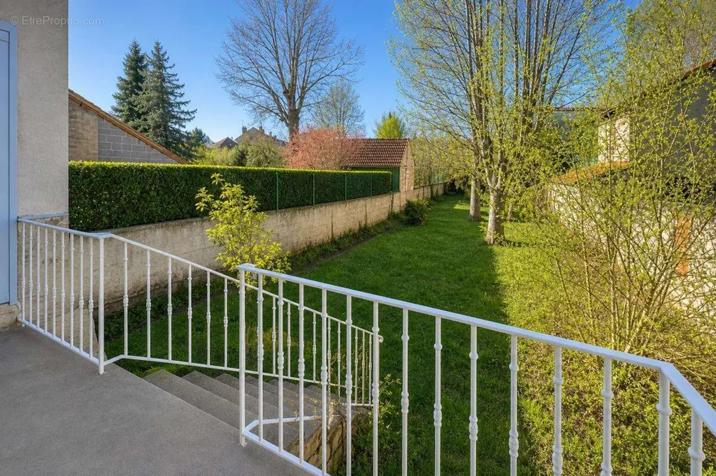 Aed - Family House with River View in Charlieu