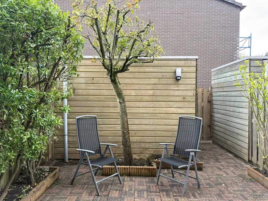 Aed - Renovated Townhouse with Backyard in Osdorp
