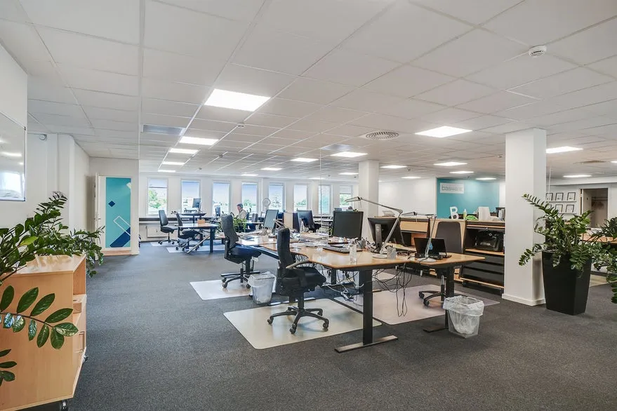 Kabinet - Office Space with Glass Tower in Central Location