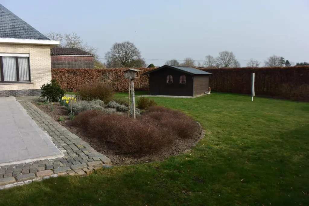 Jardin - Villa avec Terrasse et 4 Façades à Proximité