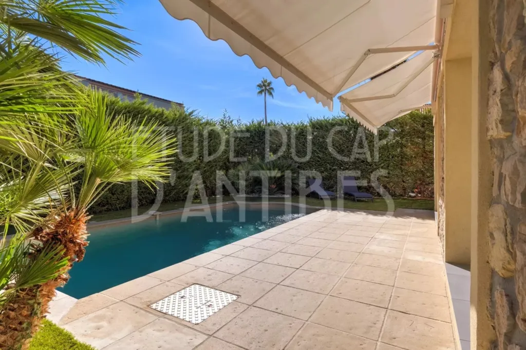 Piscine - Villa Luxueuse avec Piscine à Antibes