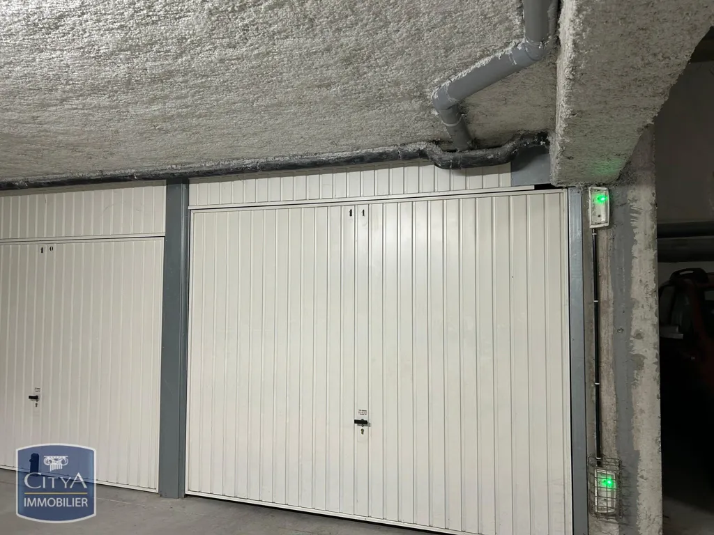Garage - Appartement avec Terrasse et Vue à Peynier