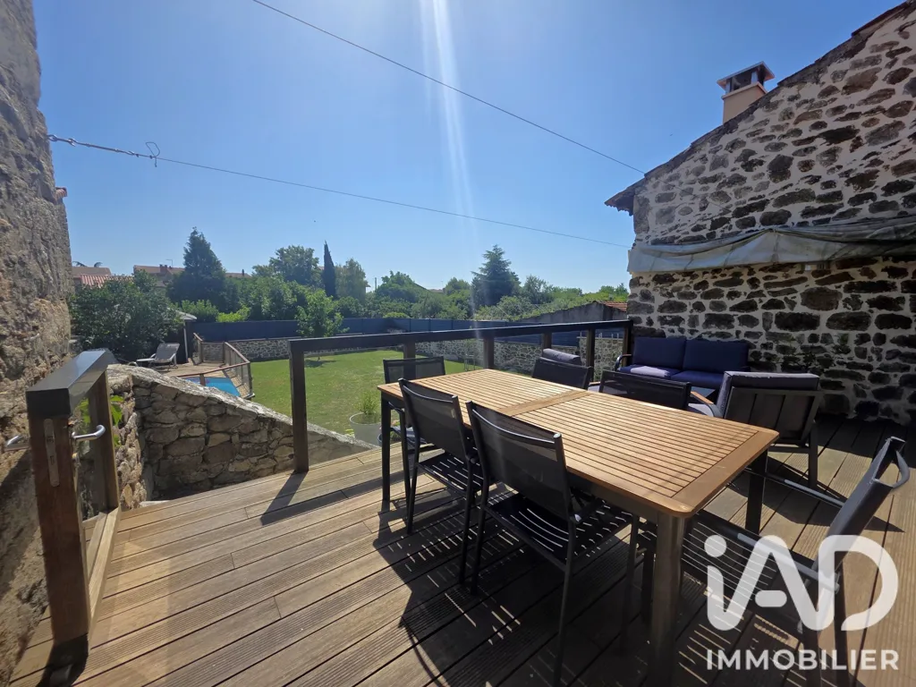 Terrasse - Maison en Pierre avec Piscine au Cœur de Quintenas