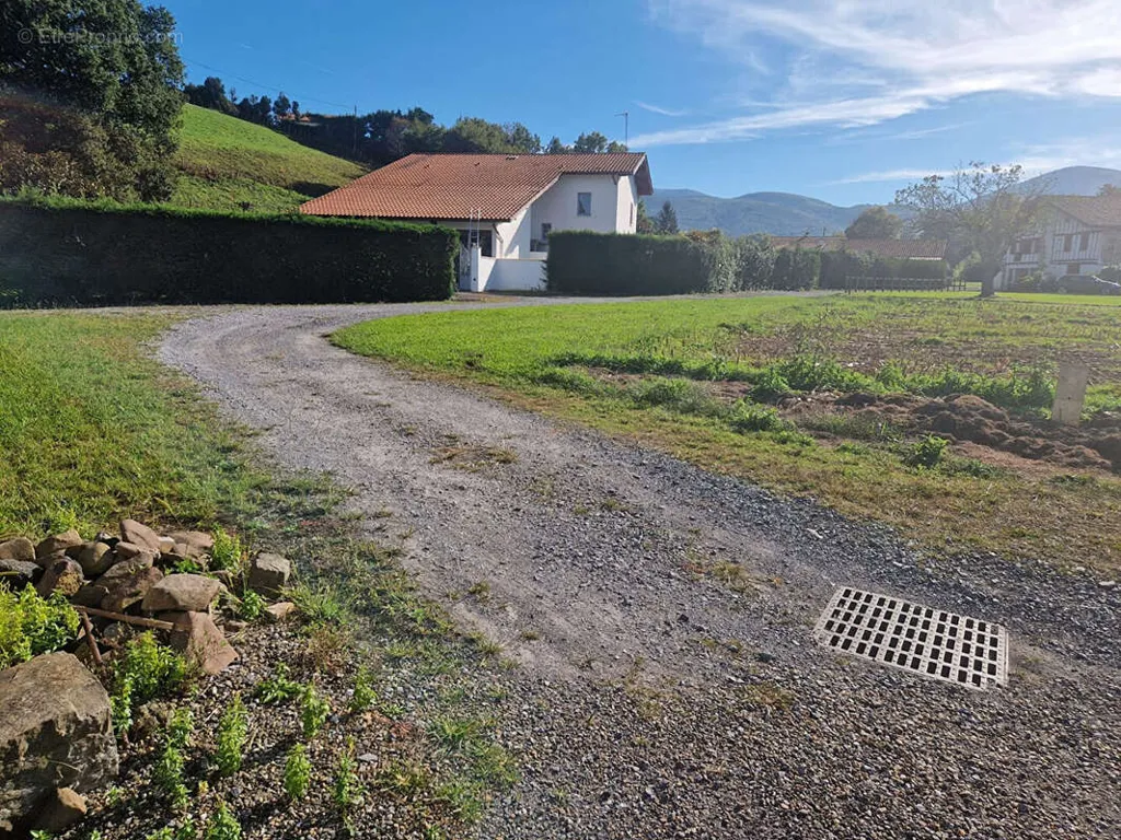 Aed - Constructible Plot with Garden in Urrugne