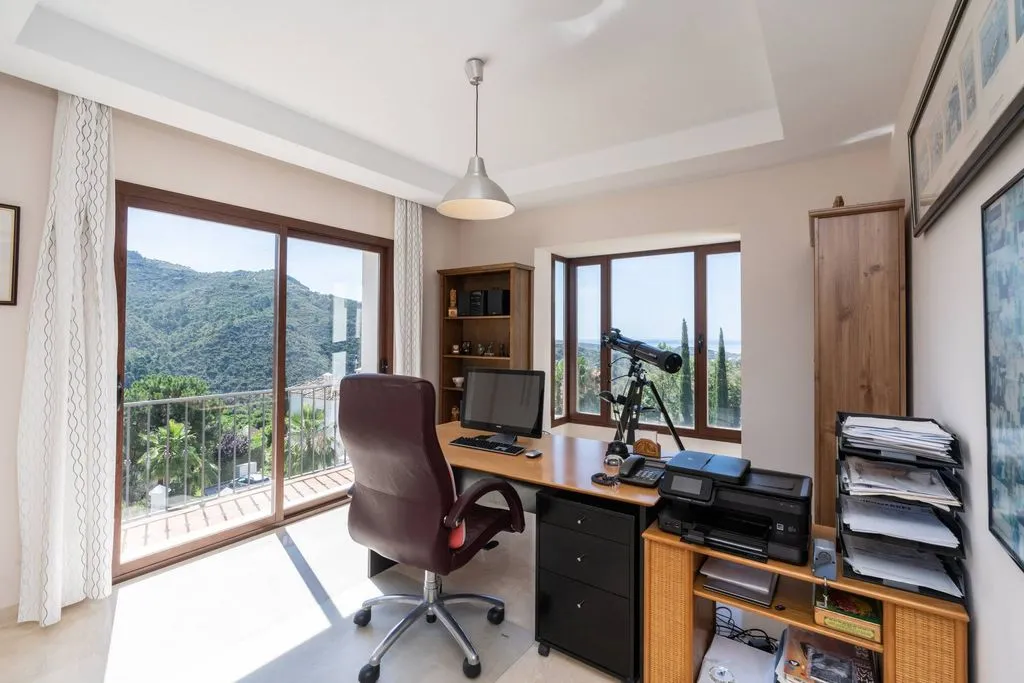 Bureau - Luxury Villa with Sea Views in Benahavis