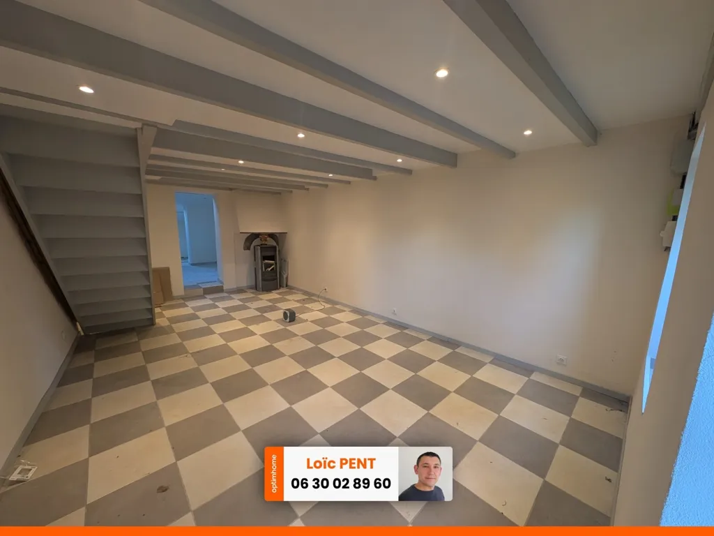 Garage - Charming House with Garden in Châtel-Montagne