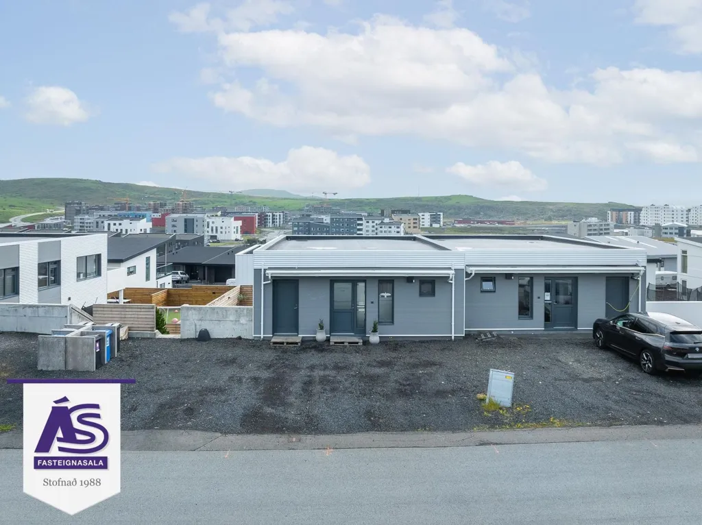 Esterno - Newly Built Duplex with Garden in Skarðshlíð