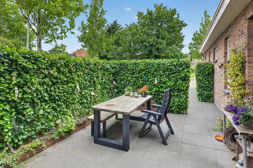 Garden - Half-Freestanding House with Harbour View in Oude-Tonge